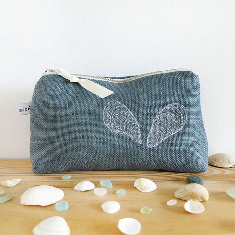 EMBROIDERED LINEN MID POUCH - blue Mussels