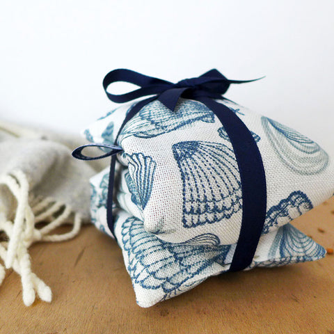 WHEAT HEAT BAG - navy Seashells